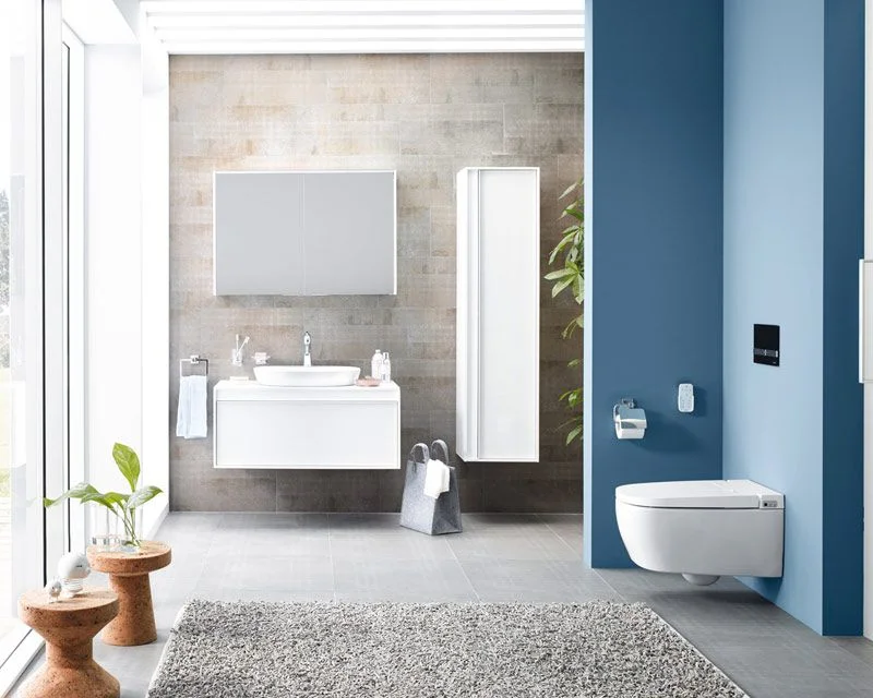 Modernes, helles Badezimmer mit wandhängendem WC, Waschtisch und großem Spiegel.